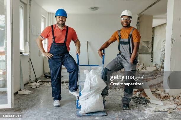 wir sind bauarbeiter, aber wir könnten auch professionelle vorbilder sein - handwerker weißer helm stock-fotos und bilder