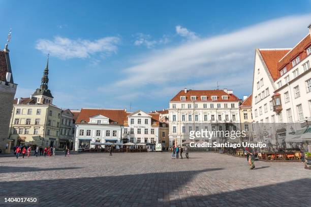 tallinn town hall square - estonia foto e immagini stock