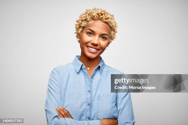 smiling african american female entrepreneur on white background. - oberkörperaufnahme stock-fotos und bilder