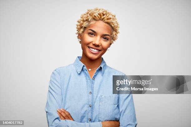 smiling african american female entrepreneur on white background. - da cintura para cima imagens e fotografias de stock