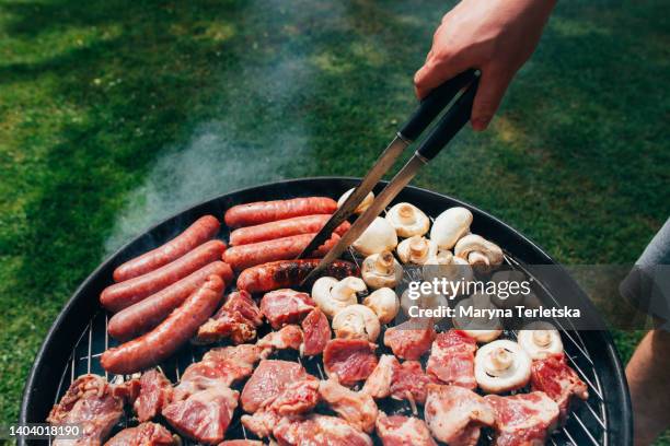 grilled meat, sausages and mushrooms. b-b-q. food in nature. cooking food on the grill. picnic. holiday in nature. - carne procesada fotografías e imágenes de stock