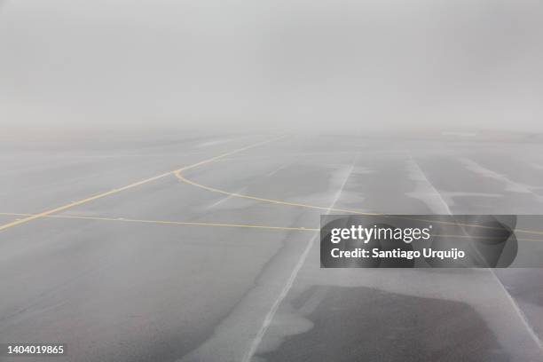 brussels airport runway under the fog - airport tarmac stock pictures, royalty-free photos & images