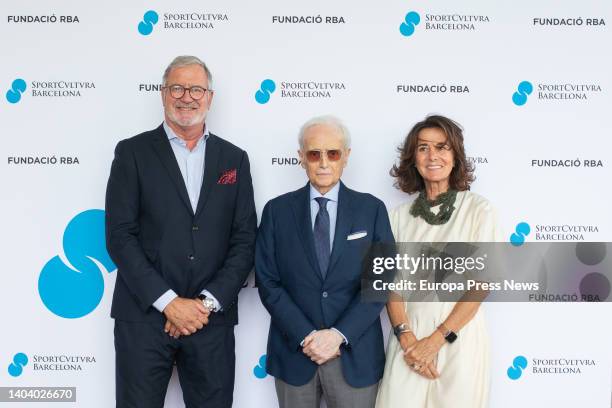 The general secretary of the association Sport Cultura Barcelona, Rocio de Aguilera; the singer Josep Carreras and the president of the association...