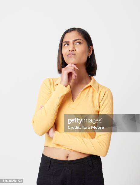 woman making decision - nadenken stockfoto's en -beelden