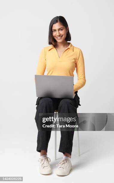 woman with laptop young - conservative photos et images de collection