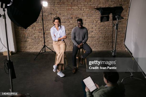 donner une interview dans un studio modeste - en coulisses photos et images de collection