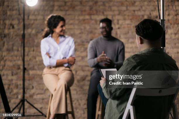 donner une interview dans un studio modeste - en coulisses photos et images de collection
