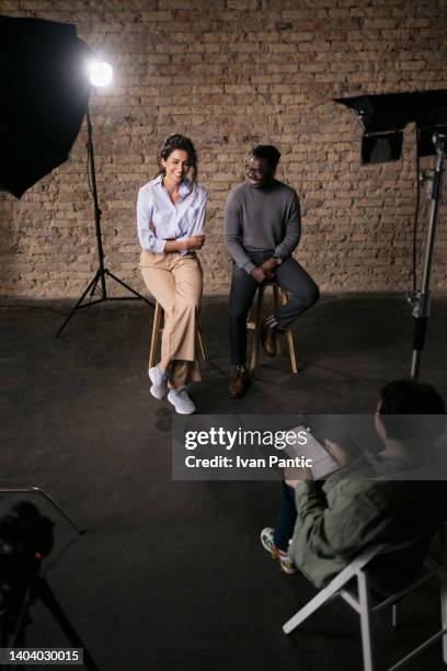 ein interview in einem bescheidenen studio geben - african american interview stock-fotos und bilder