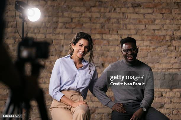 diverse models geben ein interview in einem studio - african american interview stock-fotos und bilder