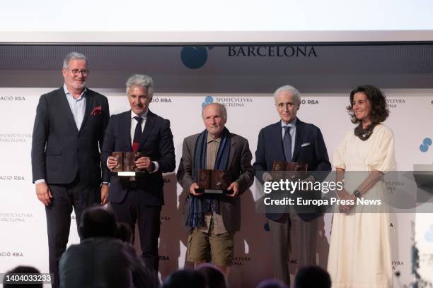 The president of the association Sport Cultura Barcelona, Alberto Agustin; the winners, the head of FCB Femenino, Xavier Puig; the painter Antonio...