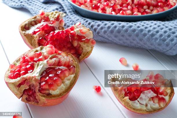 Peeled Pomegranate Seeds In A Plate Closeup Next To The Unpeeled Fruit In The Peel The Concept Of Vegetarian Vegan And Raw Food Organic Ecofriendly Farm Products Nongmo Getting Vitamins From Nature Improving Immunity Food Background, Stock-Foto