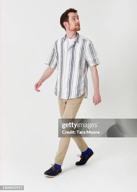 man walking - homme fond blanc photos et images de collection