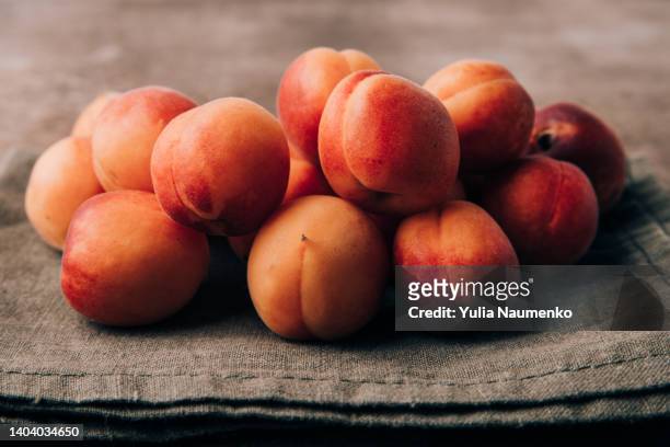 delicious ripe apricots on the table. - 杏 個照片及圖片檔