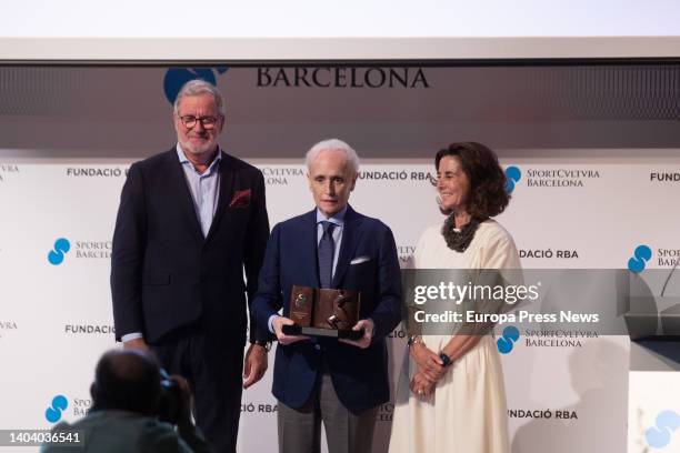 The president of the association Sport Cultura Barcelona, Alberto Agustin; the singer Josep Carreras with the award and the general secretary of the...