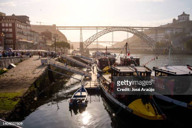 general view of ribeira in porto with the dom luis bridge behind - porto district portugal stockfoto's en -beelden