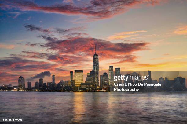 manhattan skyline from new jersey at sunset, new york, usa - manhattan stock-fotos und bilder