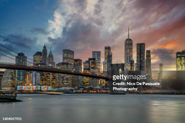 sunset over brooklyn bridge and lower manhattan, new york, usa - brooklyn bridge park stock-fotos und bilder