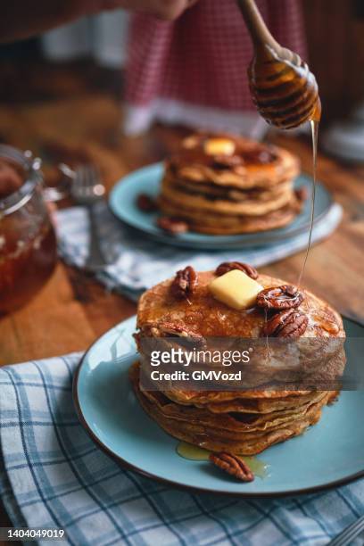 panqueques con mantequilla, nueces pecán y jarabe de arce - maple syrup pancakes fotografías e imágenes de stock