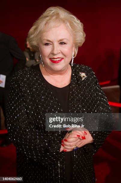 Doris Roberts arrives at the 53rd Emmy Awards Show, November 4, 2001 in Los Angeles, California.