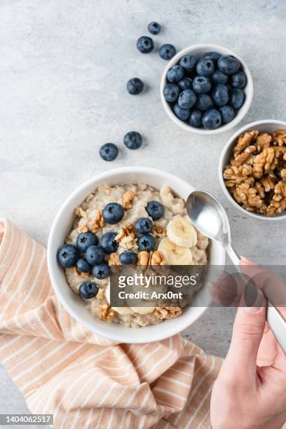 porridge oats with blueberry banana and walnuts - oats food fotografías e imágenes de stock