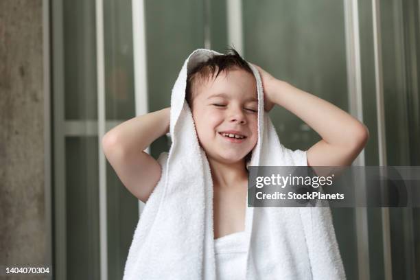 glücklicher junge, der sich nach dem duschen mit einem handtuch trocknet - boy taking a shower stock-fotos und bilder