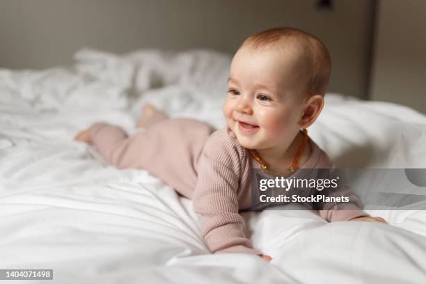 petite fille allongée sur le lit - allongé sur le devant photos et images de collection