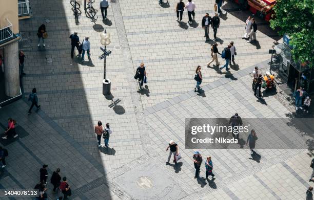 hochwinkelansicht eines belebten fußgängerüberwegs marienplatz, münchen, deutschland - fußgängerzone stock-fotos und bilder