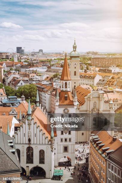 paisaje urbano de múnich con el famoso antiguo ayuntamiento en la plaza central marienplatz - marienplatz fotografías e imágenes de stock