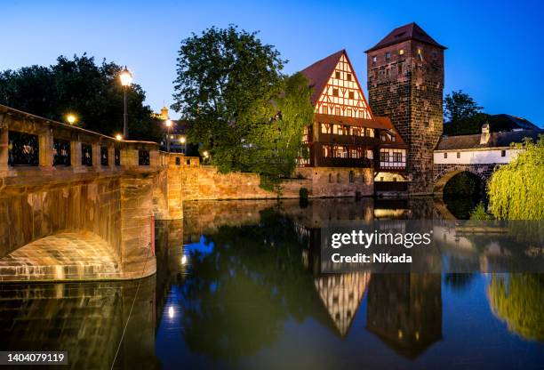 nürnberger altstadthäuser am flussufer, deutschland - nuremberg stock-fotos und bilder