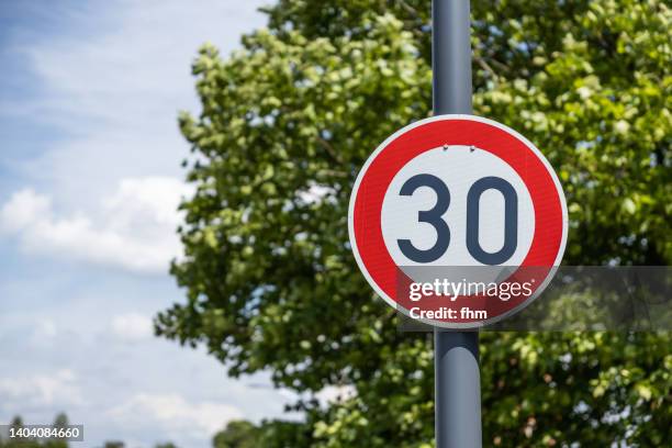 speedlimit sign 30 - numero 30 foto e immagini stock