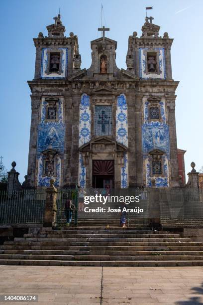 general view of the entrance to the church of santo ildefonso in porto - santo ildefonso church imagens e fotografias de stock