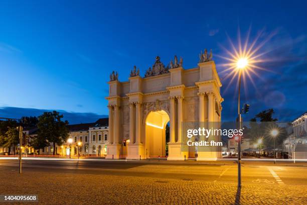 brandenburg gate and luisenplatz at blue hour (potsdam/ brandenburg, germany) - potsdam brandenburg fotografías e imágenes de stock