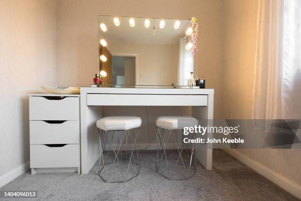 property interiors - kosmetiktisch stock-fotos und bilder