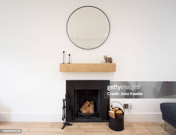property lounge fireplace interiors - zwarte mantel stockfoto's en -beelden