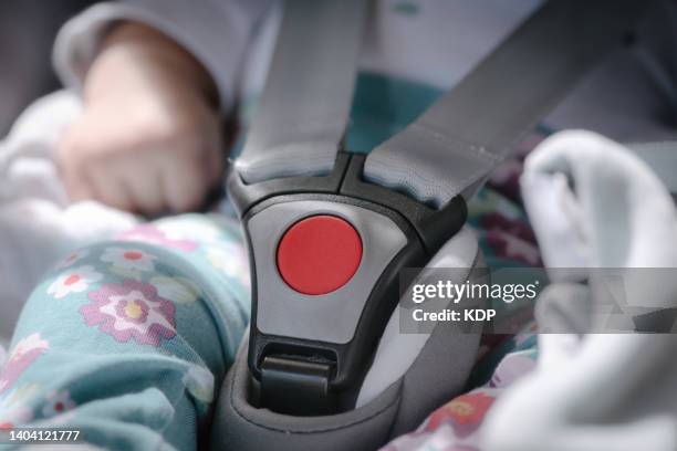 baby in car seat - child car seat foto e immagini stock