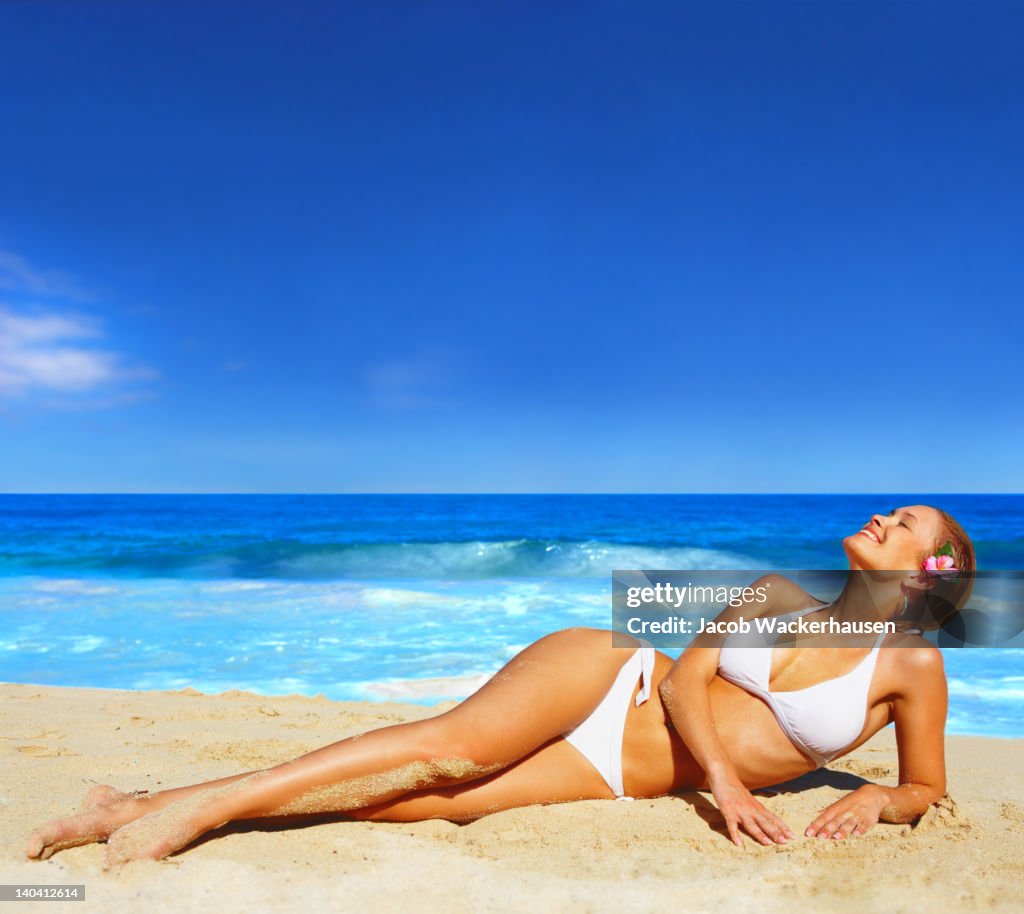 Schöne Junge Frau Entspannung am Strand