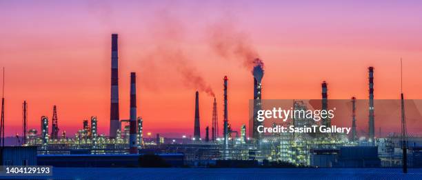 petrochemical plant illuminated at dusk - kazakhstan stock photos et images de collection