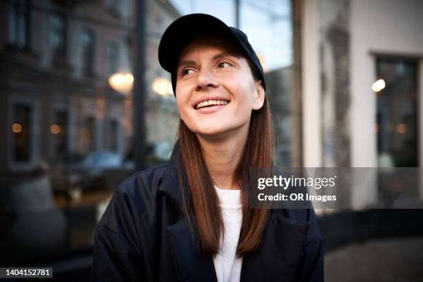 smiling brunette woman in the city - 白俄羅斯 東歐 個照片及圖片檔