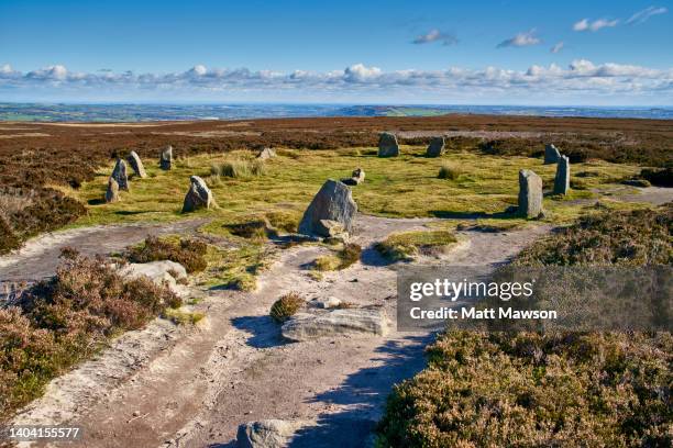 stone circle on ilkley moor, west yorkshire. england uk - off the beaten path englische redewendung stock-fotos und bilder