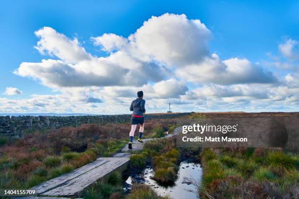 a lone jogger on ilkley moor, west yorkshire. england uk - off the beaten path englische redewendung stock-fotos und bilder