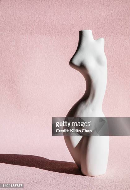 the female body pottery against pink background - vrouwelijke gestalte stockfoto's en -beelden