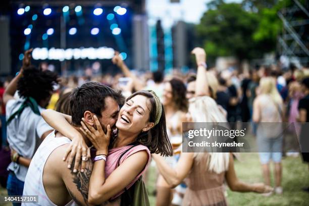 couples embrassés ayant l'amusement sur le concert de musique. - couple concert photos et images de collection