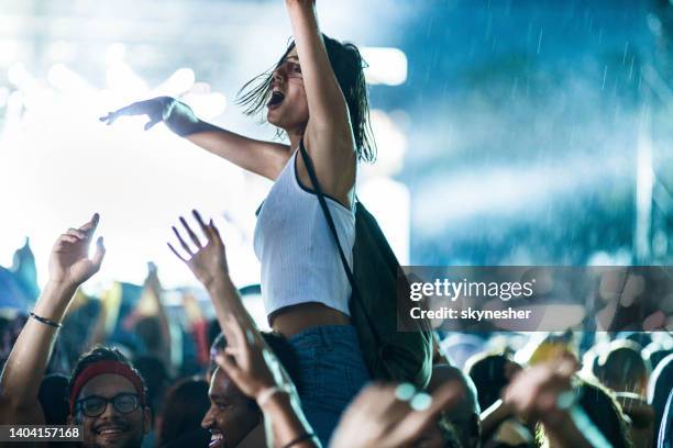 dancing on music festival during rainy night! - popular music concert stockfoto's en -beelden