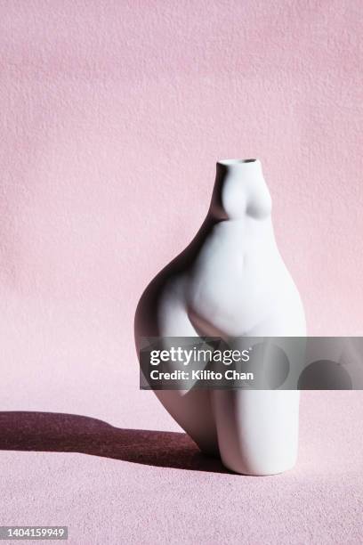 the female body pottery against pink background - female likeness - fotografias e filmes do acervo