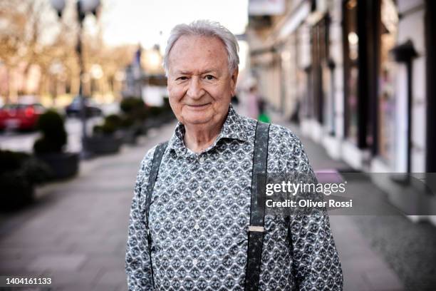 portrait of confident senior man in the city - old man portrait foto e immagini stock