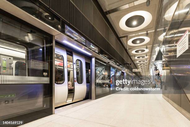 futuristic architecture on the elizabeth line at paddington station, london, uk - crossrail imagens e fotografias de stock