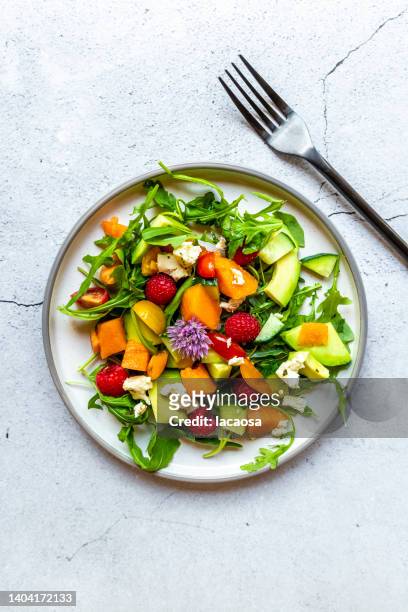 arugula salad with avocado and cantaloupe - vegetarisches gericht photos et images de collection