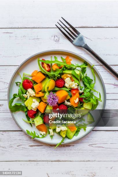 arugula salad with avocado and cantaloupe - vegetarisches gericht photos et images de collection