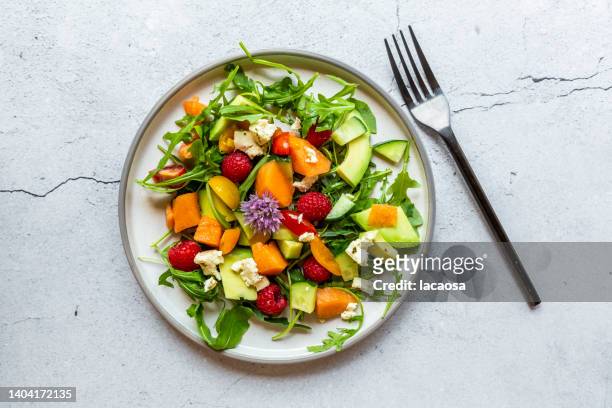 arugula salad with avocado and cantaloupe - speisen und getränke stock pictures, royalty-free photos & images