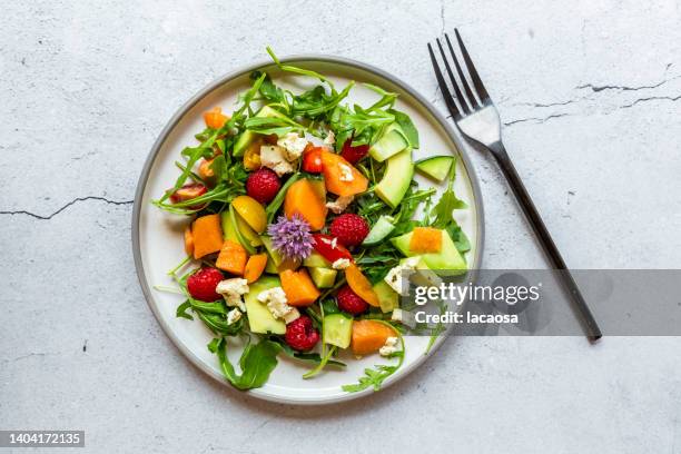 arugula salad with avocado and cantaloupe - servierfertig imagens e fotografias de stock